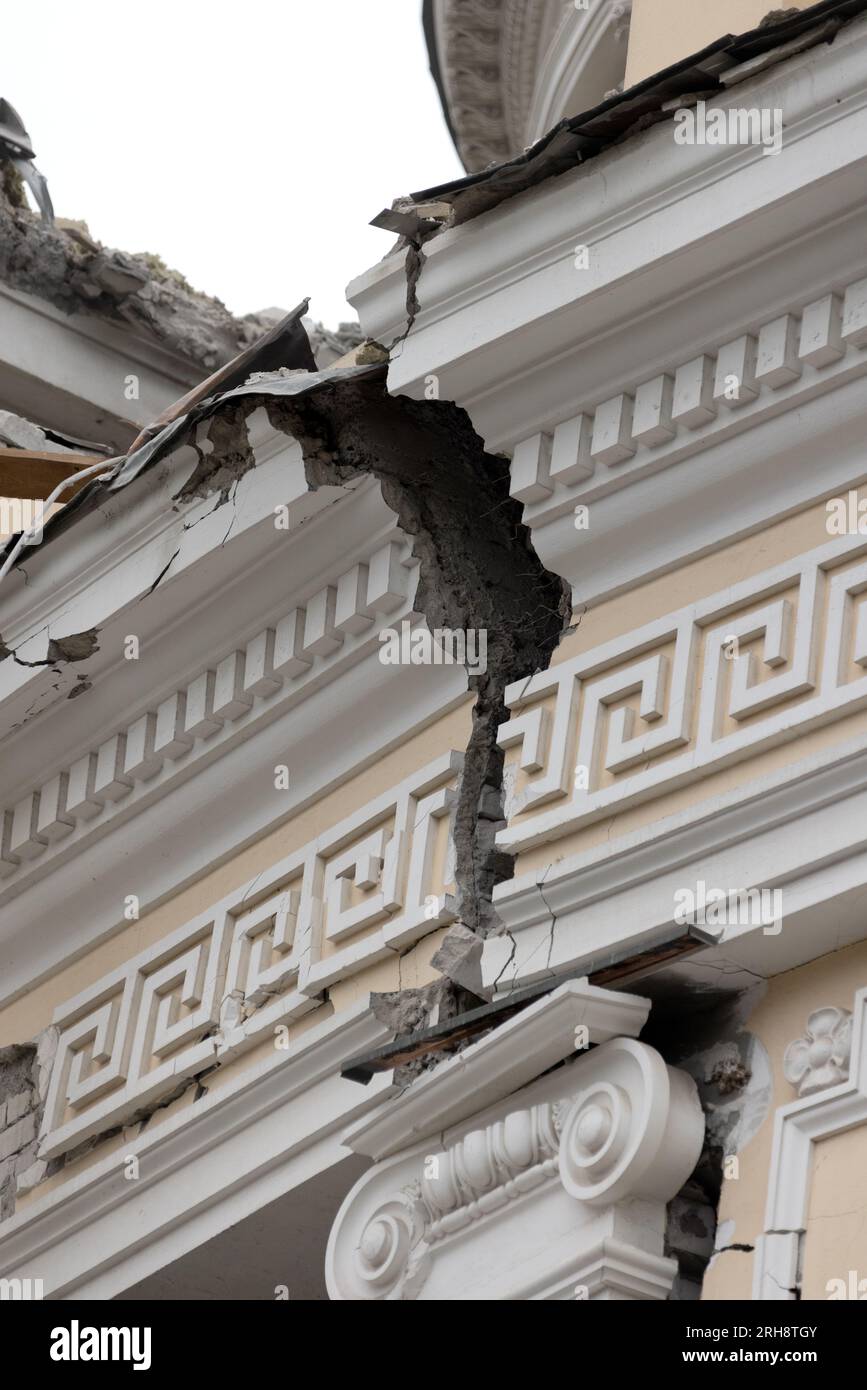 Bau einer orthodoxen Kirche in Odessa, die während des Krieges zwischen Ukraine und Russland durch Raketen zerstört wurde. Zerbrochene Mauer bricht orthodoxe Ikonen, Kreuze, religiöse Schmerzen Stockfoto