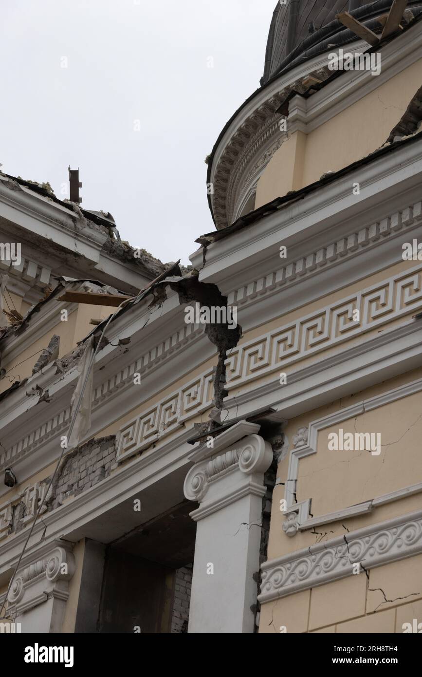 Bau einer orthodoxen Kirche in Odessa, die während des Krieges zwischen Ukraine und Russland durch Raketen zerstört wurde. Zerbrochene Mauer bricht orthodoxe Ikonen, Kreuze, religiöse Schmerzen Stockfoto