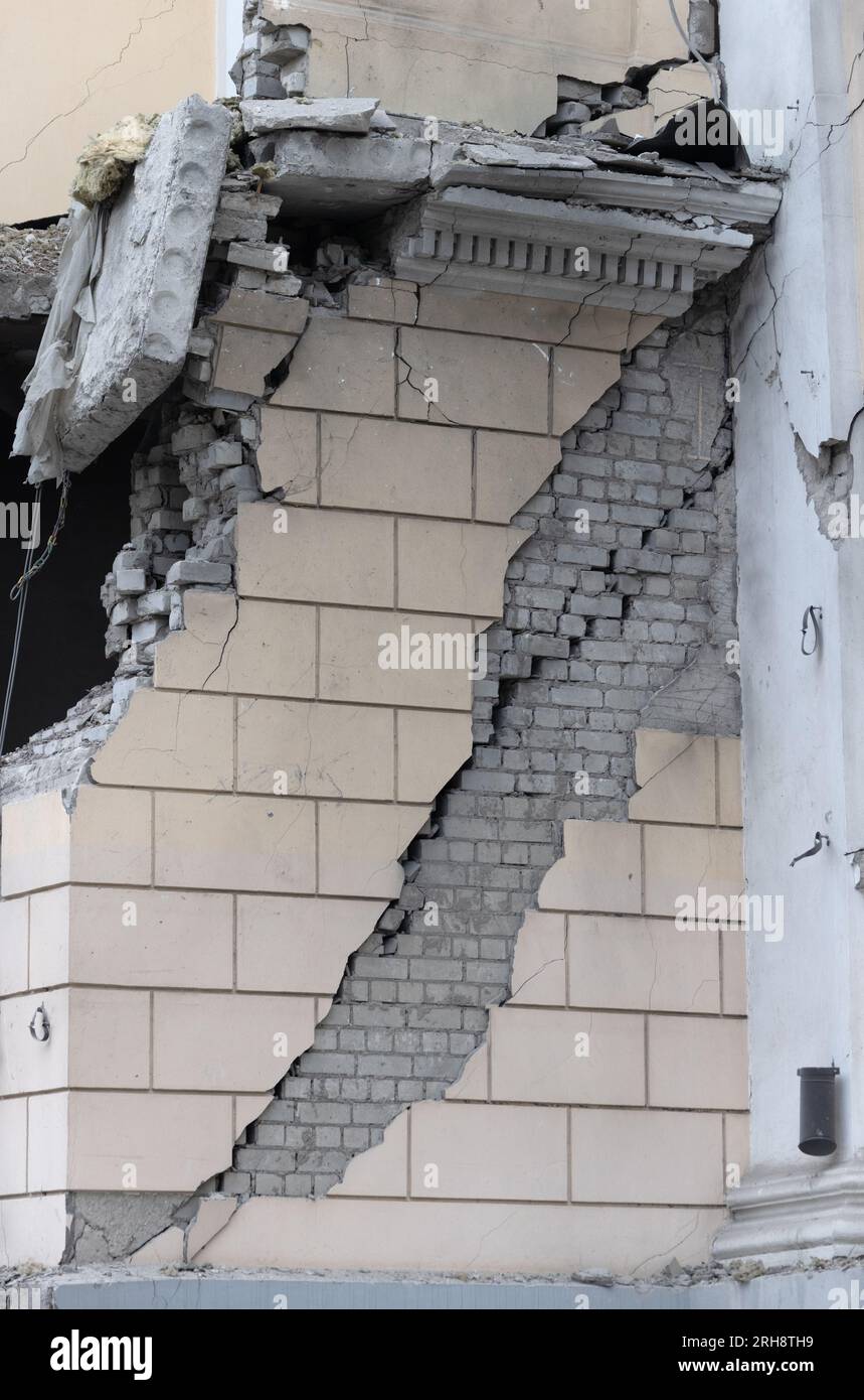 Bau einer orthodoxen Kirche in Odessa, die während des Krieges zwischen Ukraine und Russland durch Raketen zerstört wurde. Zerbrochene Mauer bricht orthodoxe Ikonen, Kreuze, religiöse Schmerzen Stockfoto