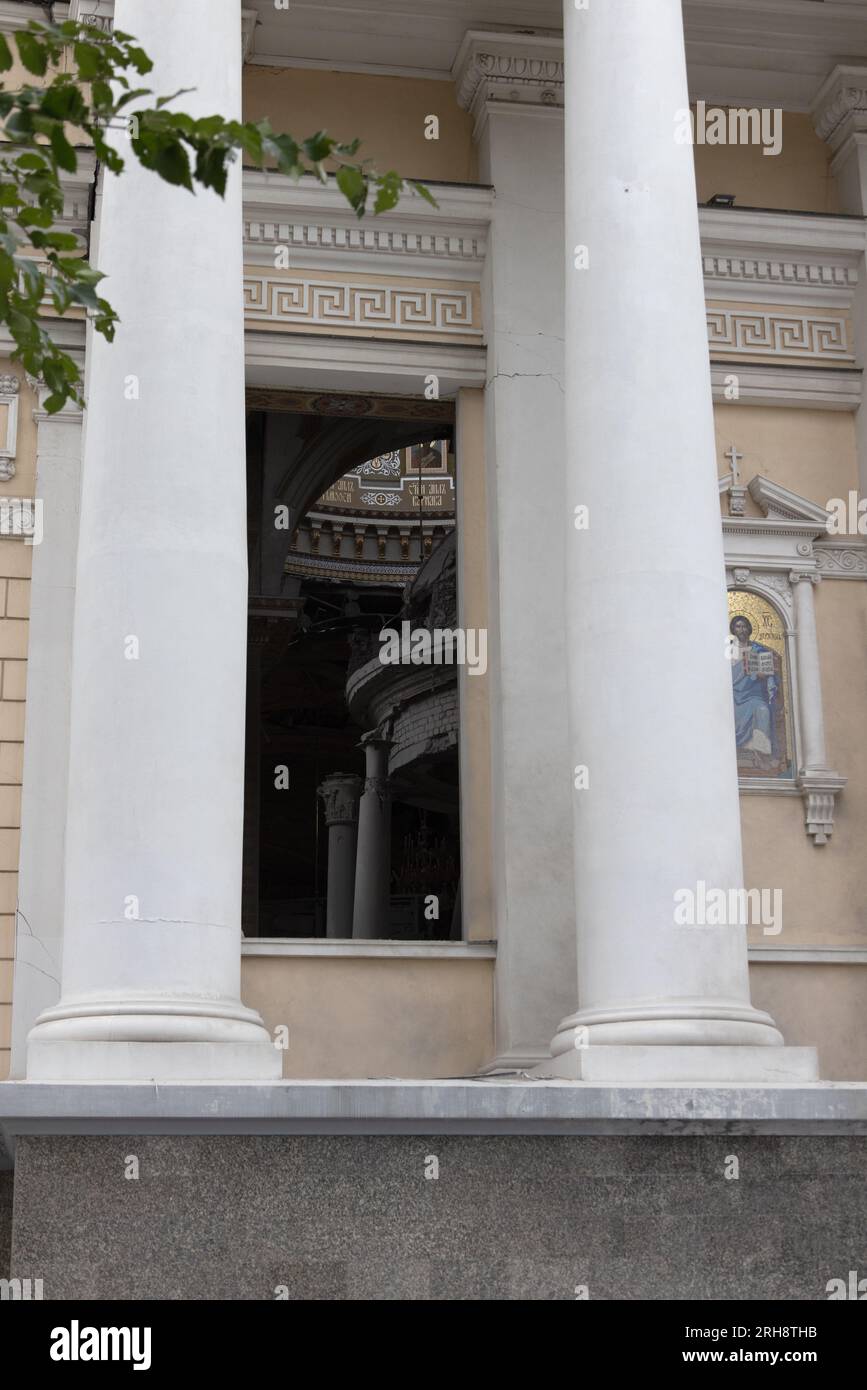 Bau einer orthodoxen Kirche in Odessa, die während des Krieges zwischen Ukraine und Russland durch Raketen zerstört wurde. Zerbrochene Mauer bricht orthodoxe Ikonen, Kreuze, religiöse Schmerzen Stockfoto