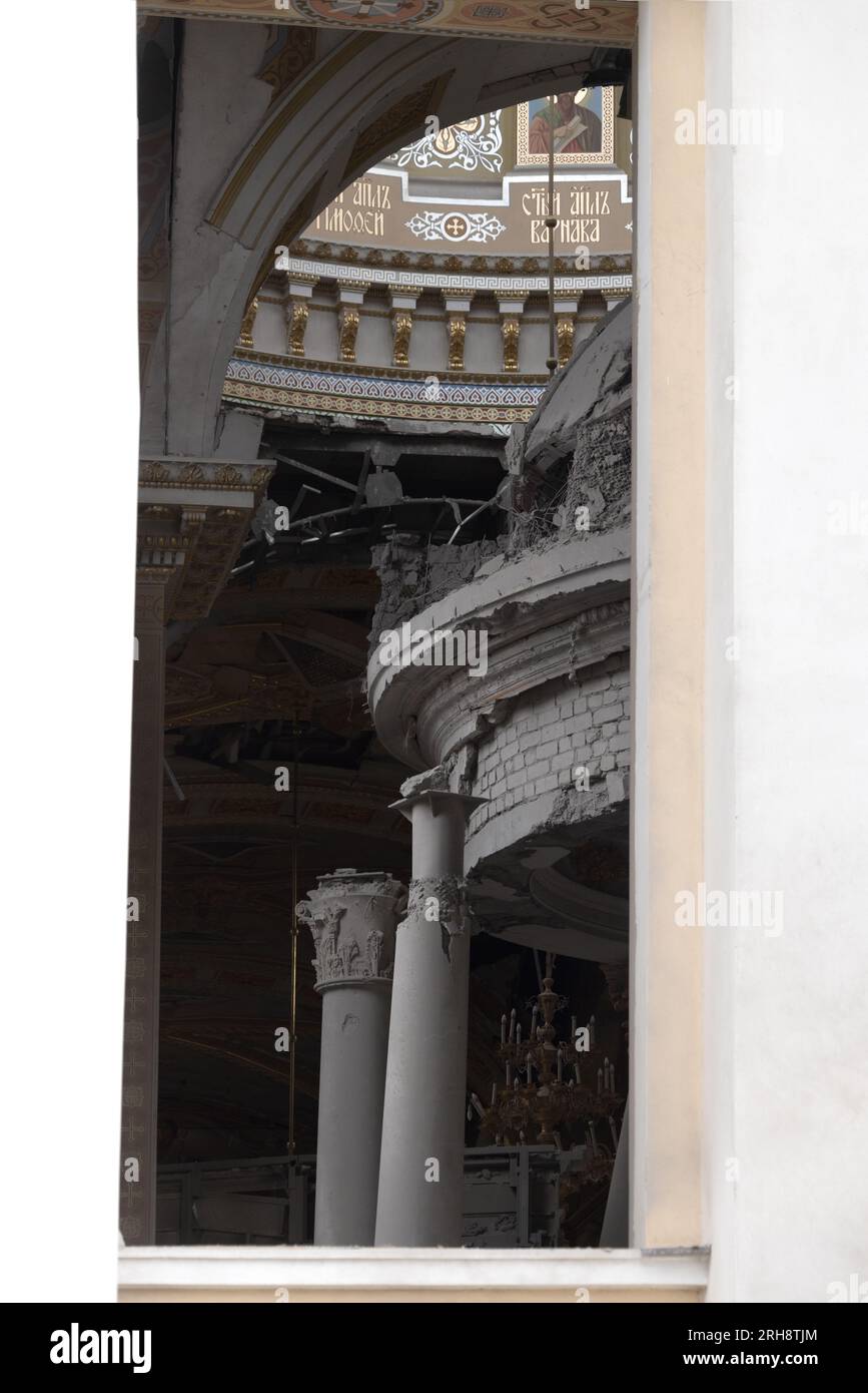 Bau einer orthodoxen Kirche in Odessa, die während des Krieges zwischen Ukraine und Russland durch Raketen zerstört wurde. Zerbrochene Mauer bricht orthodoxe Ikonen, Kreuze, religiöse Schmerzen Stockfoto