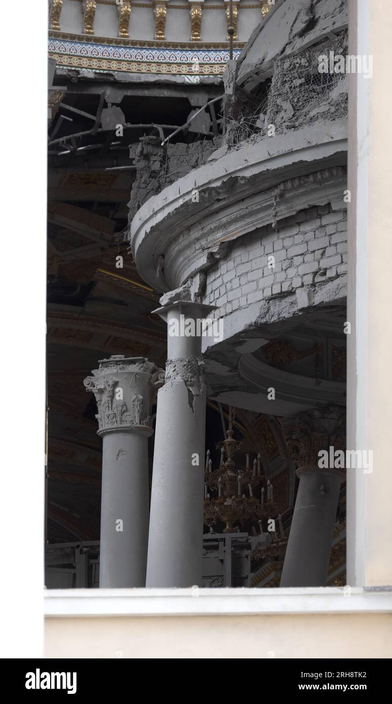 Bau einer orthodoxen Kirche in Odessa, die während des Krieges zwischen Ukraine und Russland durch Raketen zerstört wurde. Zerbrochene Mauer bricht orthodoxe Ikonen, Kreuze, religiöse Schmerzen Stockfoto