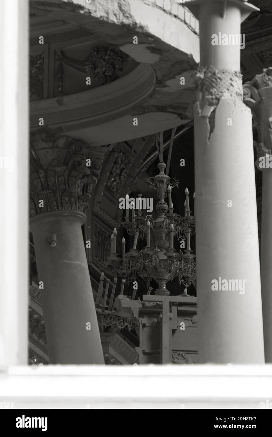 Bau einer orthodoxen Kirche in Odessa, die während des Krieges zwischen Ukraine und Russland durch Raketen zerstört wurde. Zerbrochene Mauer bricht orthodoxe Ikonen, Kreuze, religiöse Schmerzen Stockfoto