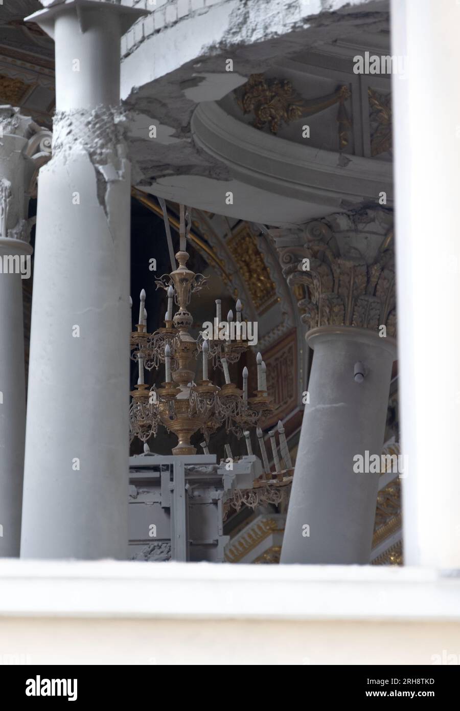 Bau einer orthodoxen Kirche in Odessa, die während des Krieges zwischen Ukraine und Russland durch Raketen zerstört wurde. Zerbrochene Mauer bricht orthodoxe Ikonen, Kreuze, religiöse Schmerzen Stockfoto