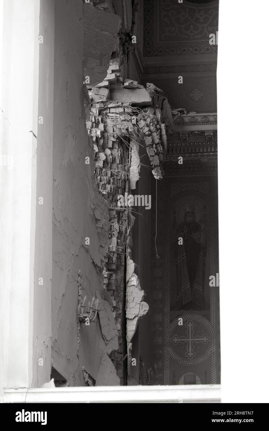 Bau einer orthodoxen Kirche in Odessa, die während des Krieges zwischen Ukraine und Russland durch Raketen zerstört wurde. Zerbrochene Mauer bricht orthodoxe Ikonen, Kreuze, religiöse Schmerzen Stockfoto