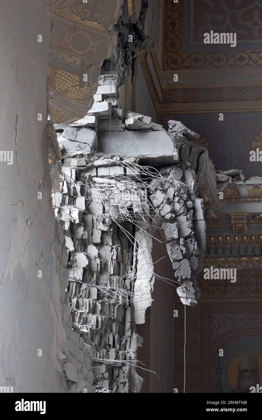 Bau einer orthodoxen Kirche in Odessa, die während des Krieges zwischen Ukraine und Russland durch Raketen zerstört wurde. Zerbrochene Mauer bricht orthodoxe Ikonen, Kreuze, religiöse Schmerzen Stockfoto