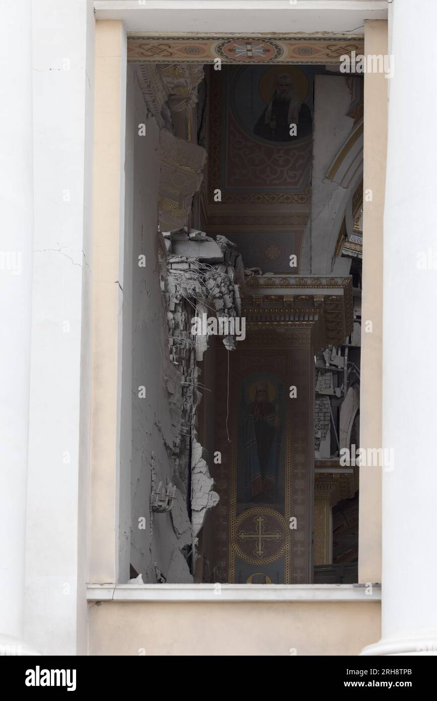 Bau einer orthodoxen Kirche in Odessa, die während des Krieges zwischen Ukraine und Russland durch Raketen zerstört wurde. Zerbrochene Mauer bricht orthodoxe Ikonen, Kreuze, religiöse Schmerzen Stockfoto