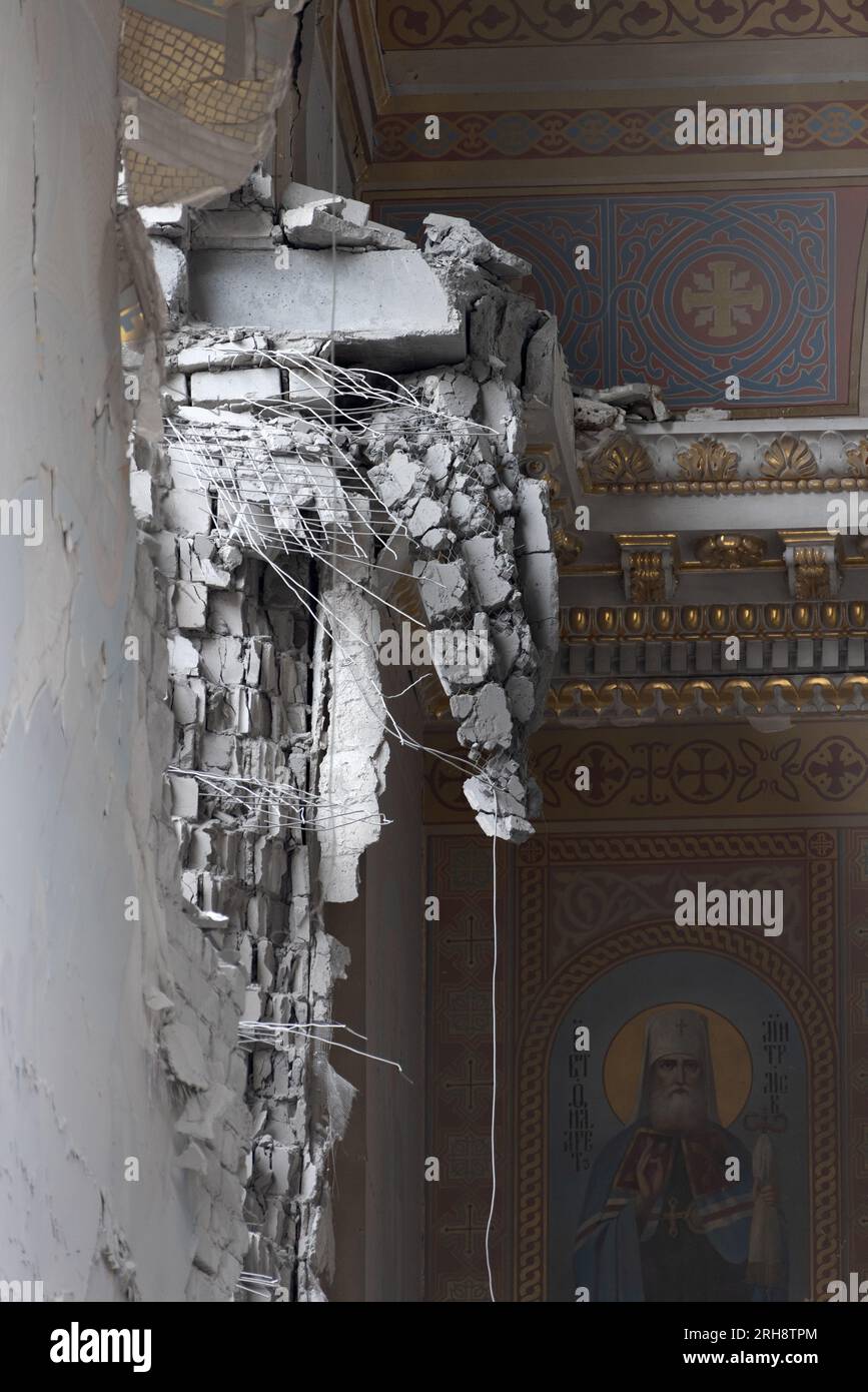 Bau einer orthodoxen Kirche in Odessa, die während des Krieges zwischen Ukraine und Russland durch Raketen zerstört wurde. Zerbrochene Mauer bricht orthodoxe Ikonen, Kreuze, religiöse Schmerzen Stockfoto