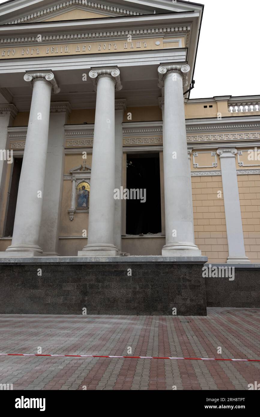 Bau einer orthodoxen Kirche in Odessa, die während des Krieges zwischen Ukraine und Russland durch Raketen zerstört wurde. Zerbrochene Mauer bricht orthodoxe Ikonen, Kreuze, religiöse Schmerzen Stockfoto