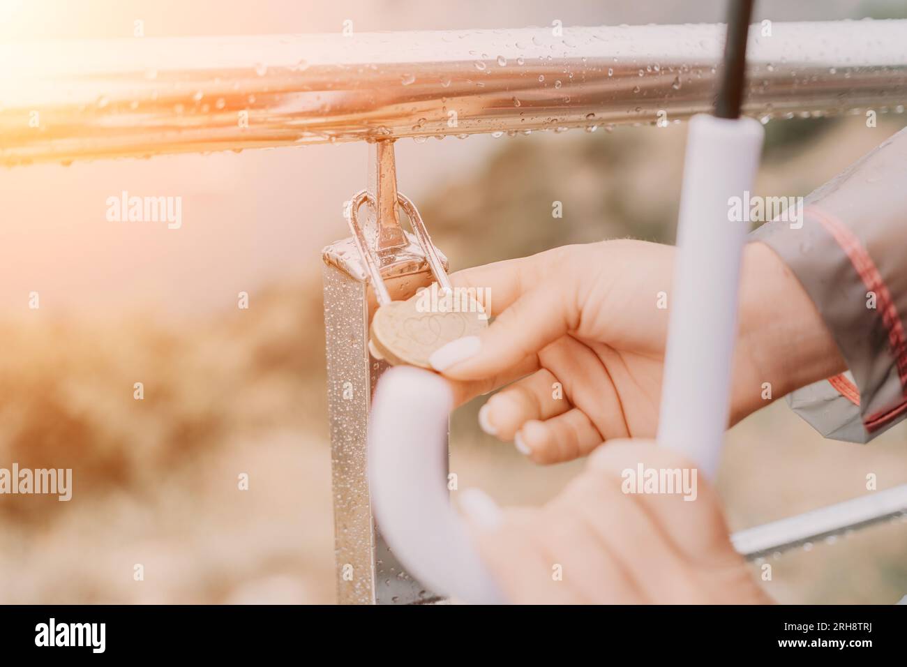 Hochzeitsherz goldenes Schloss am Edelstahlzaun Valentinstag Symbol der ewigen Liebe eine Hochzeit Stockfoto