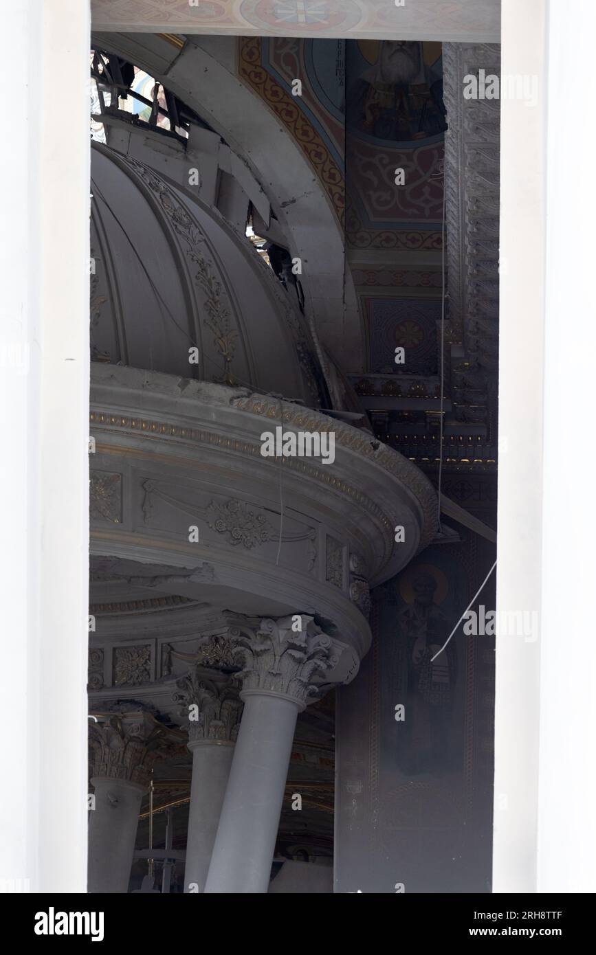 Bau einer orthodoxen Kirche in Odessa, die während des Krieges zwischen Ukraine und Russland durch Raketen zerstört wurde. Zerbrochene Mauer bricht orthodoxe Ikonen, Kreuze, religiöse Schmerzen Stockfoto