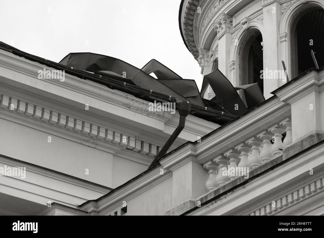 Bau einer orthodoxen Kirche in Odessa, die während des Krieges zwischen Ukraine und Russland durch Raketen zerstört wurde. Zerbrochene Mauer bricht orthodoxe Ikonen, Kreuze, religiöse Schmerzen Stockfoto