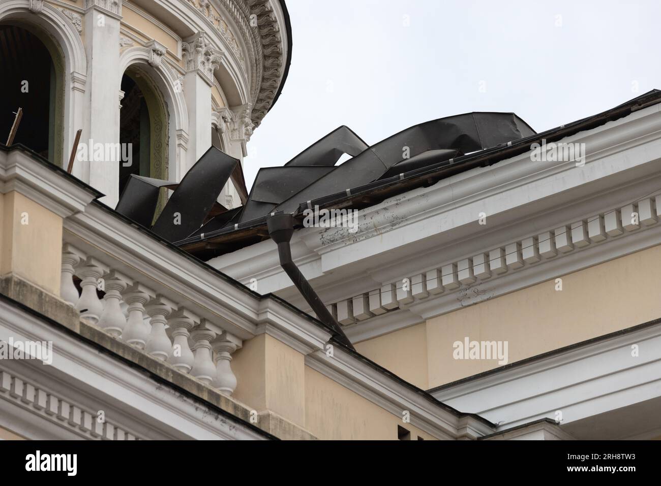 Bau einer orthodoxen Kirche in Odessa, die während des Krieges zwischen Ukraine und Russland durch Raketen zerstört wurde. Zerbrochene Mauer bricht orthodoxe Ikonen, Kreuze, religiöse Schmerzen Stockfoto
