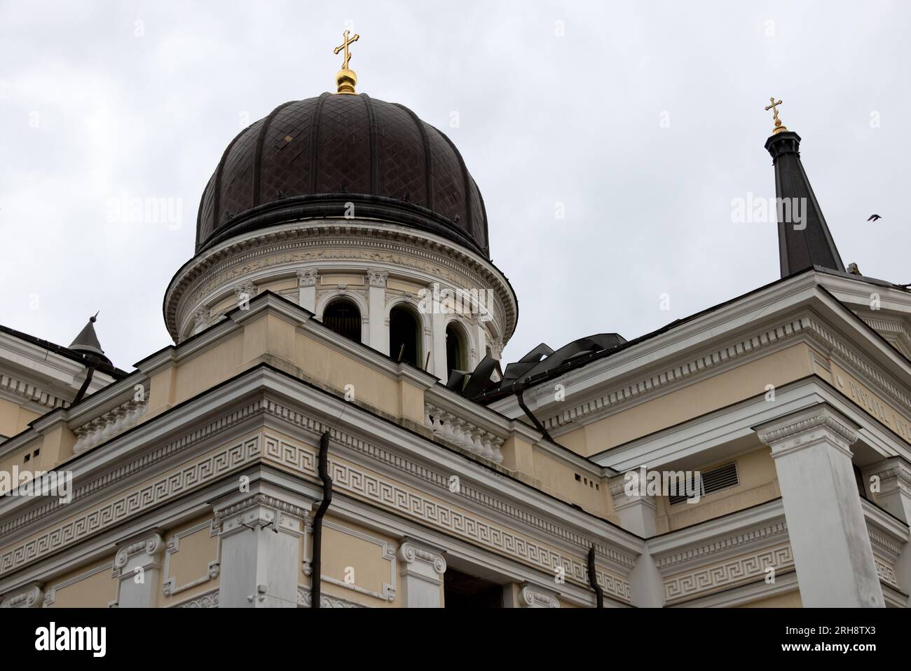 Bau einer orthodoxen Kirche in Odessa, die während des Krieges zwischen Ukraine und Russland durch Raketen zerstört wurde. Zerbrochene Mauer bricht orthodoxe Ikonen, Kreuze, religiöse Schmerzen Stockfoto