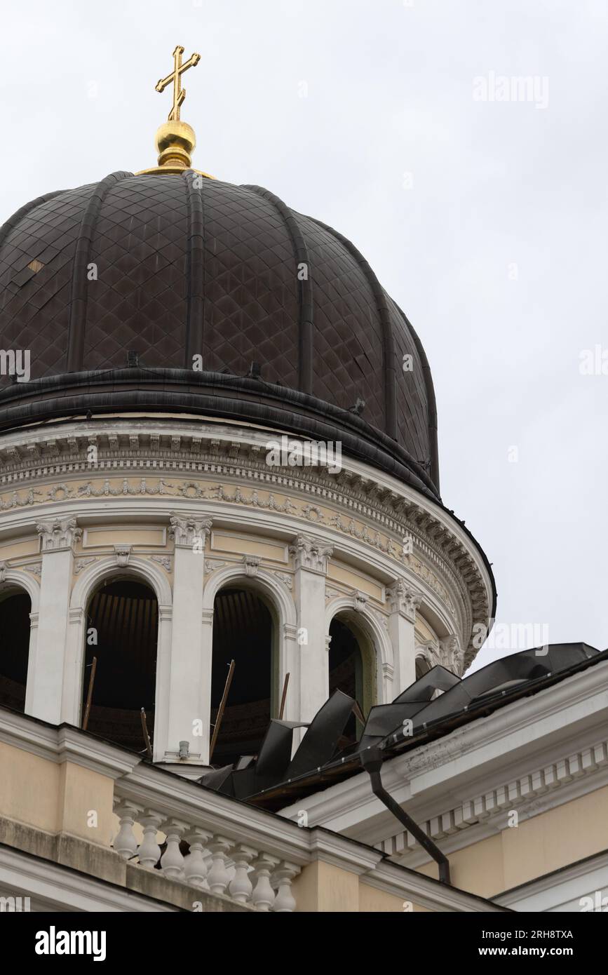 Bau einer orthodoxen Kirche in Odessa, die während des Krieges zwischen Ukraine und Russland durch Raketen zerstört wurde. Zerbrochene Mauer bricht orthodoxe Ikonen, Kreuze, religiöse Schmerzen Stockfoto