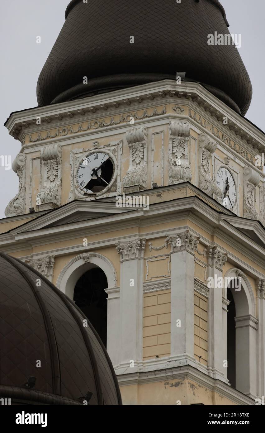 Bau einer orthodoxen Kirche in Odessa, die während des Krieges zwischen Ukraine und Russland durch Raketen zerstört wurde. Zerbrochene Mauer bricht orthodoxe Ikonen, Kreuze, religiöse Schmerzen Stockfoto