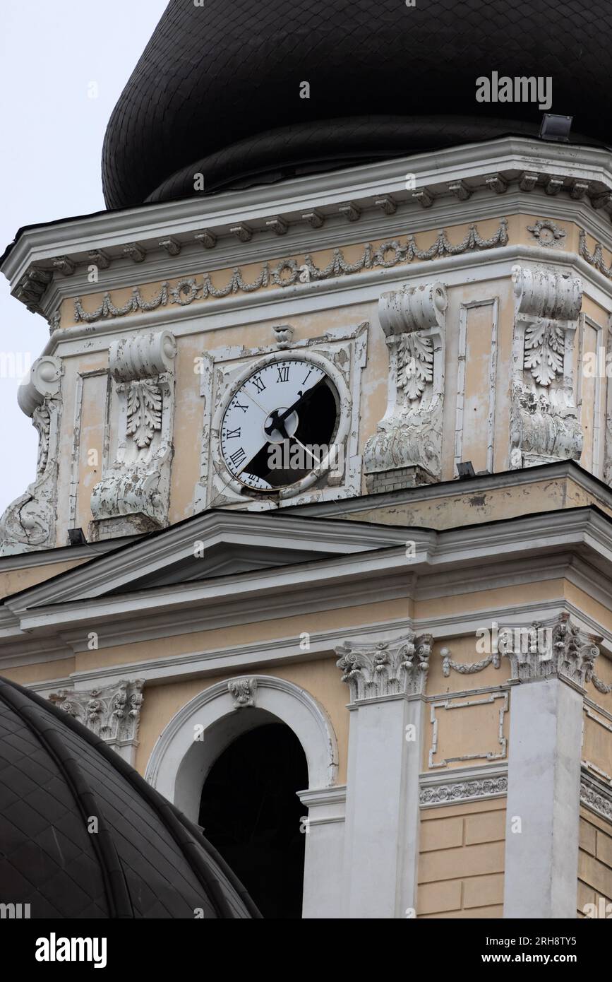 Bau einer orthodoxen Kirche in Odessa, die während des Krieges zwischen Ukraine und Russland durch Raketen zerstört wurde. Zerbrochene Mauer bricht orthodoxe Ikonen, Kreuze, religiöse Schmerzen Stockfoto