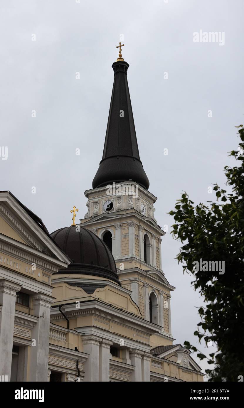 Bau einer orthodoxen Kirche in Odessa, die während des Krieges zwischen Ukraine und Russland durch Raketen zerstört wurde. Zerbrochene Mauer bricht orthodoxe Ikonen, Kreuze, religiöse Schmerzen Stockfoto