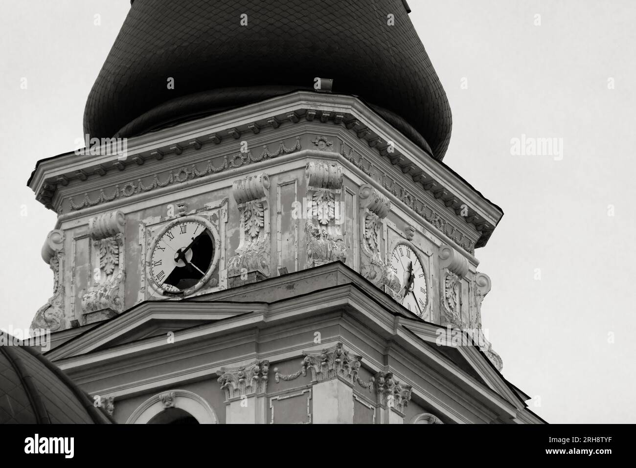 Bau einer orthodoxen Kirche in Odessa, die während des Krieges zwischen Ukraine und Russland durch Raketen zerstört wurde. Zerbrochene Mauer bricht orthodoxe Ikonen, Kreuze, religiöse Schmerzen Stockfoto