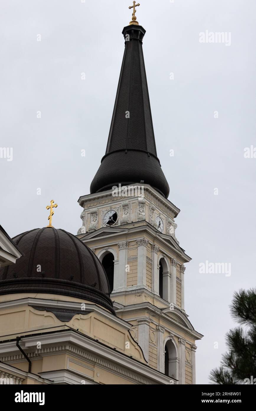 Bau einer orthodoxen Kirche in Odessa, die während des Krieges zwischen Ukraine und Russland durch Raketen zerstört wurde. Zerbrochene Mauer bricht orthodoxe Ikonen, Kreuze, religiöse Schmerzen Stockfoto