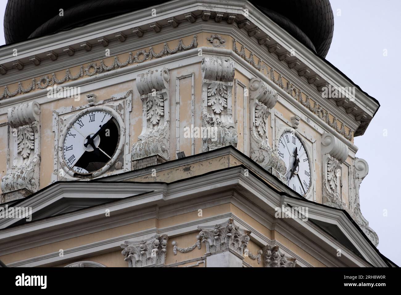 Bau einer orthodoxen Kirche in Odessa, die während des Krieges zwischen Ukraine und Russland durch Raketen zerstört wurde. Zerbrochene Mauer bricht orthodoxe Ikonen, Kreuze, religiöse Schmerzen Stockfoto