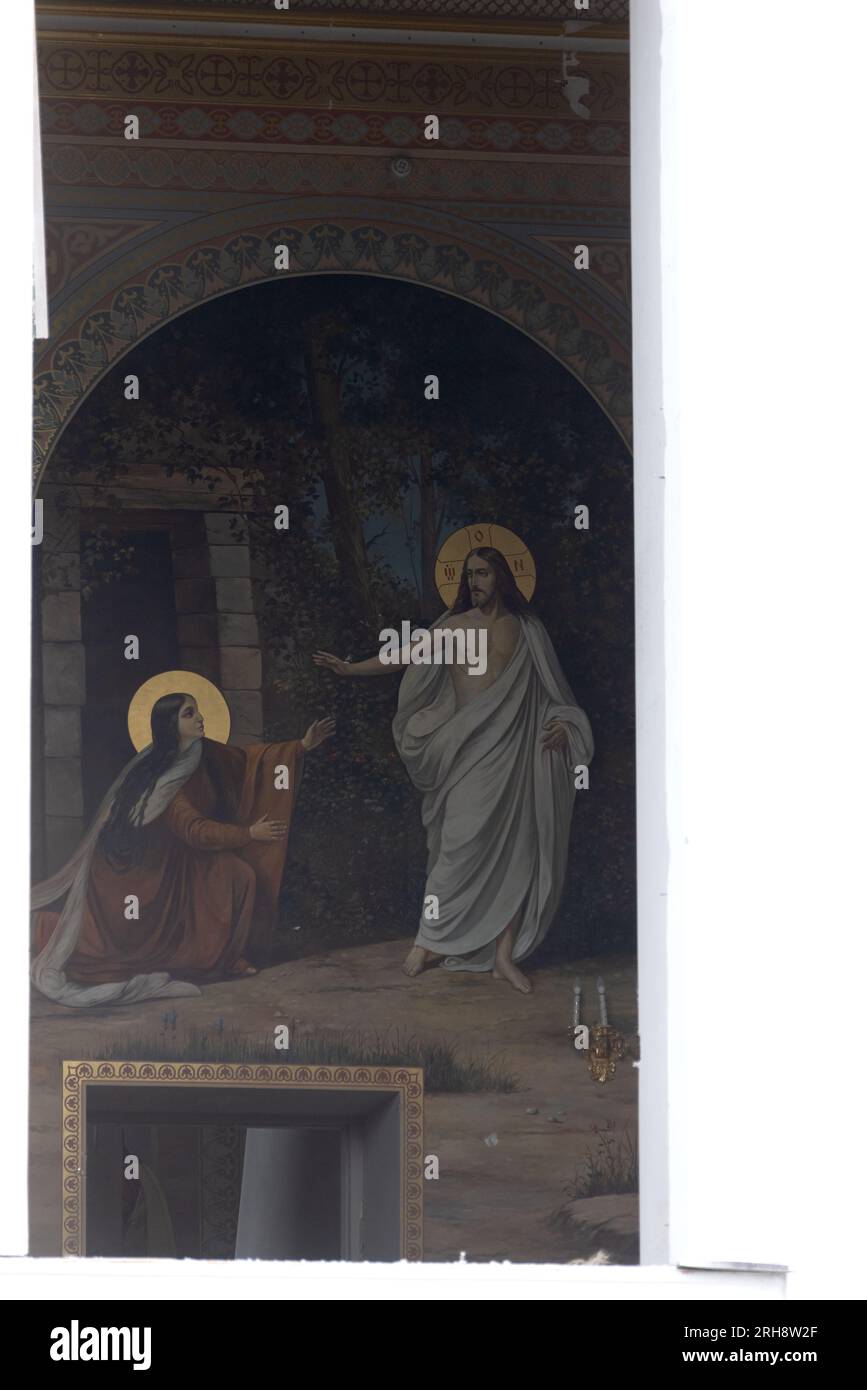 Bau einer orthodoxen Kirche in Odessa, die während des Krieges zwischen Ukraine und Russland durch Raketen zerstört wurde. Zerbrochene Mauer bricht orthodoxe Ikonen, Kreuze, religiöse Schmerzen Stockfoto