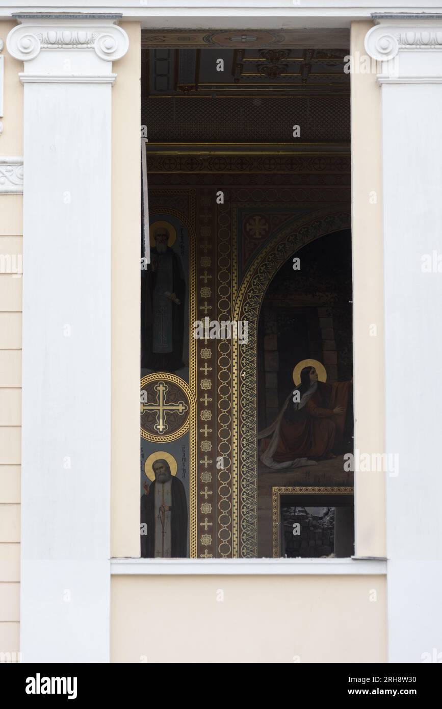 Bau einer orthodoxen Kirche in Odessa, die während des Krieges zwischen Ukraine und Russland durch Raketen zerstört wurde. Zerbrochene Mauer bricht orthodoxe Ikonen, Kreuze, religiöse Schmerzen Stockfoto
