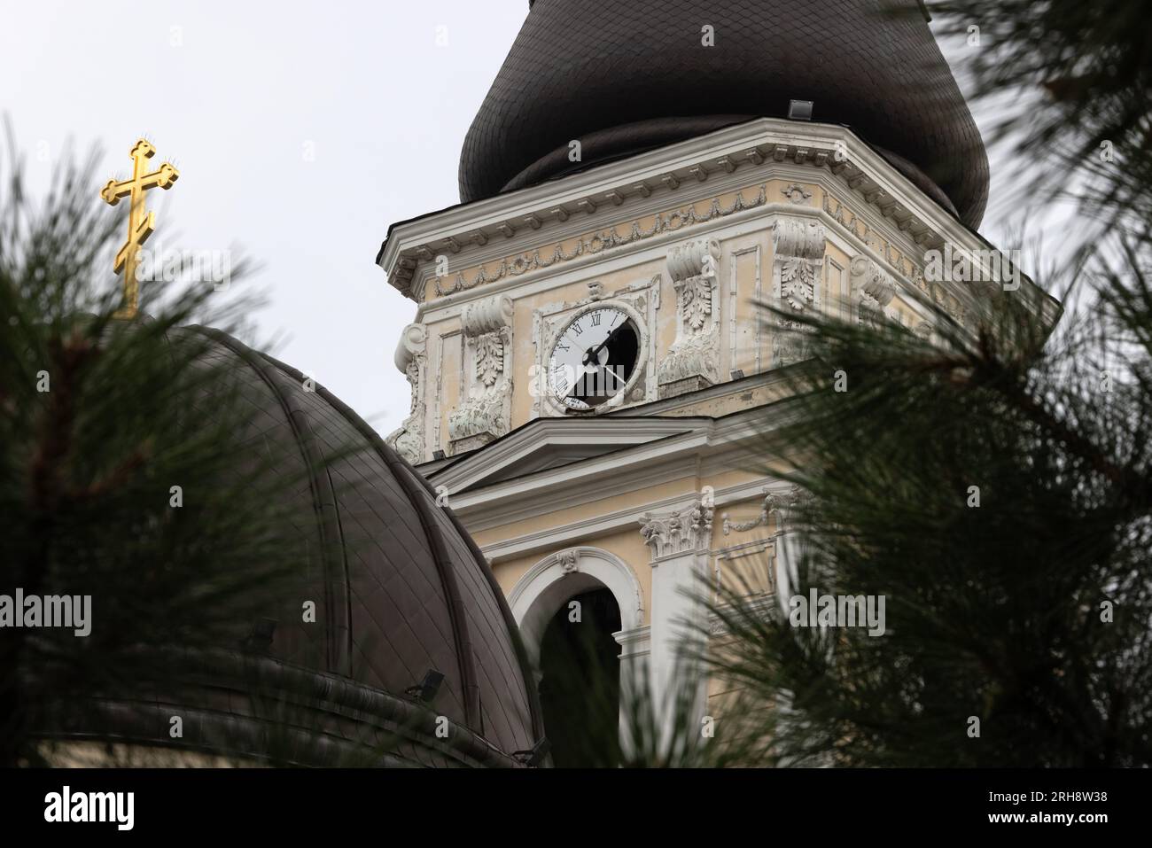 Bau einer orthodoxen Kirche in Odessa, die während des Krieges zwischen Ukraine und Russland durch Raketen zerstört wurde. Zerbrochene Mauer bricht orthodoxe Ikonen, Kreuze, religiöse Schmerzen Stockfoto