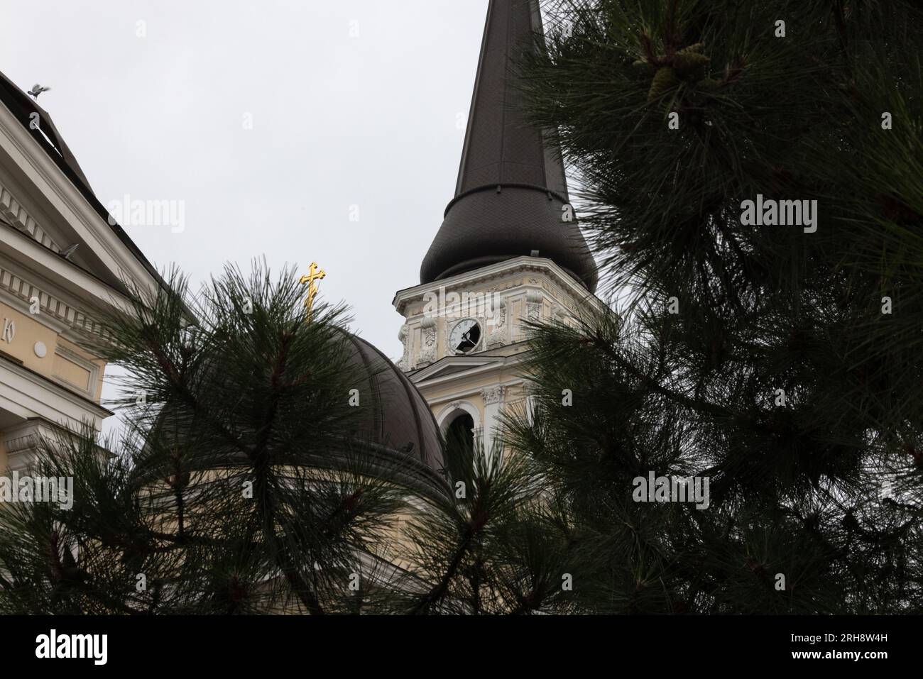Bau einer orthodoxen Kirche in Odessa, die während des Krieges zwischen Ukraine und Russland durch Raketen zerstört wurde. Zerbrochene Mauer bricht orthodoxe Ikonen, Kreuze, religiöse Schmerzen Stockfoto