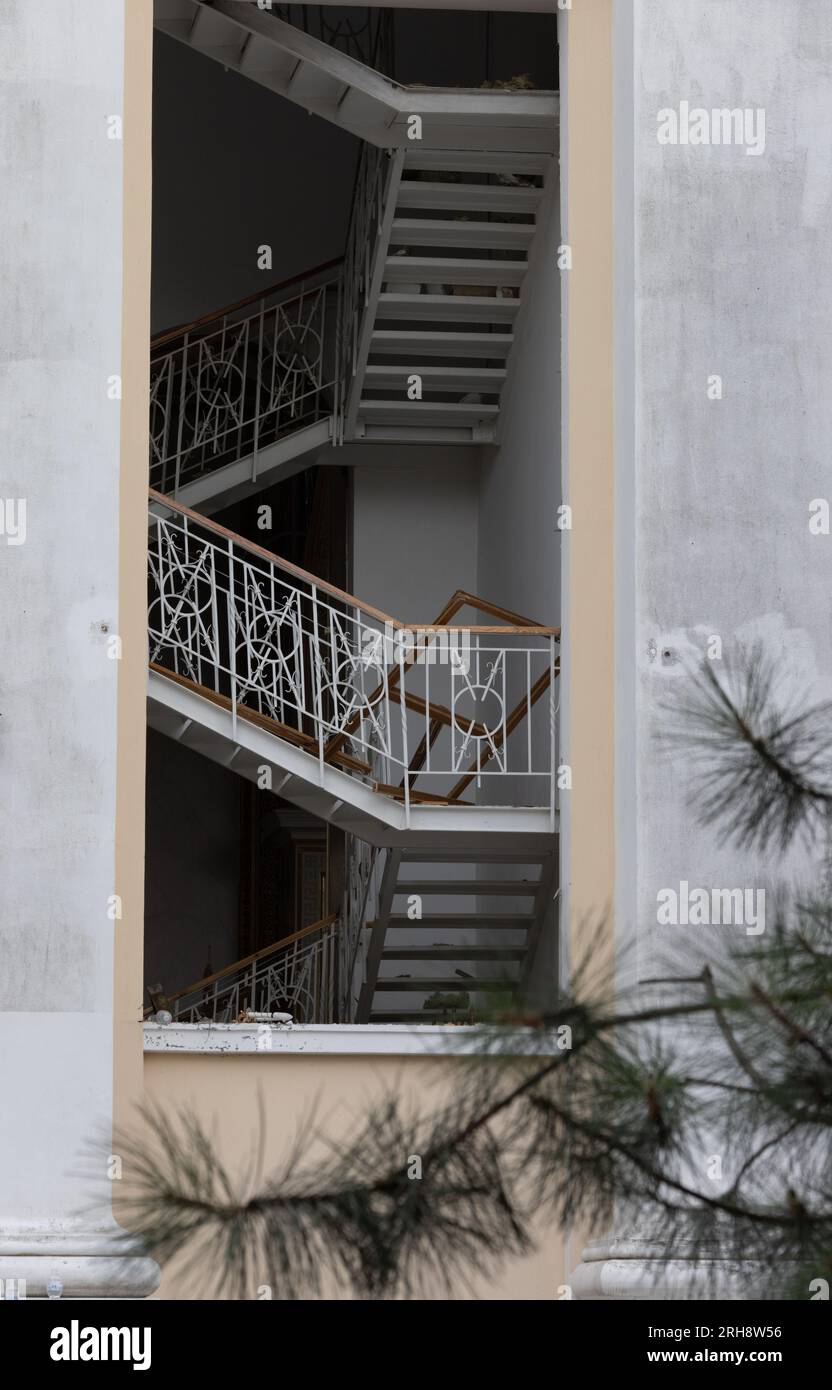 Bau einer orthodoxen Kirche in Odessa, die während des Krieges zwischen Ukraine und Russland durch Raketen zerstört wurde. Zerbrochene Mauer bricht orthodoxe Ikonen, Kreuze, religiöse Schmerzen Stockfoto