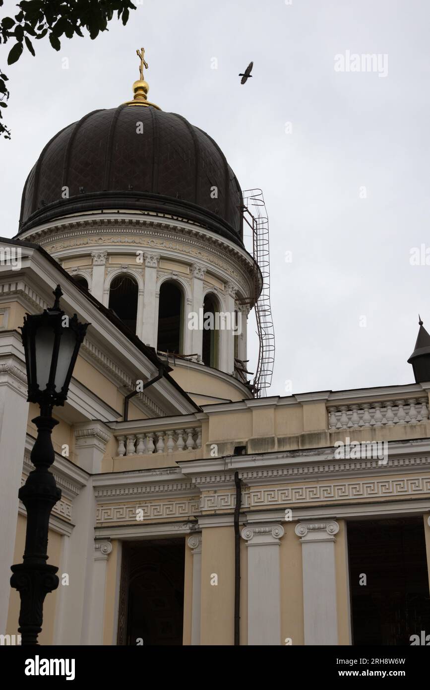 Bau einer orthodoxen Kirche in Odessa, die während des Krieges zwischen Ukraine und Russland durch Raketen zerstört wurde. Zerbrochene Mauer bricht orthodoxe Ikonen, Kreuze, religiöse Schmerzen Stockfoto