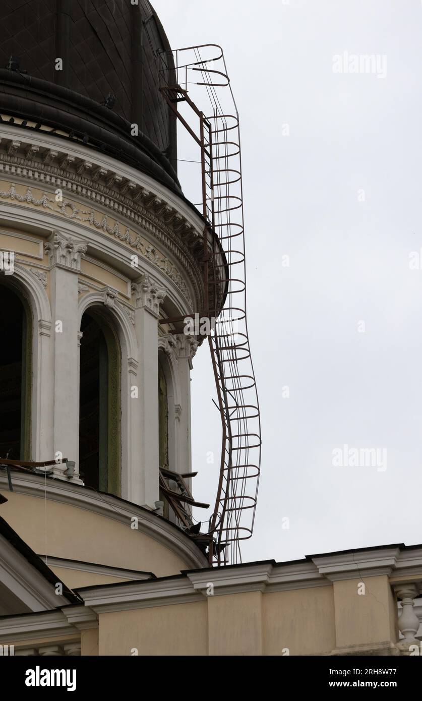 Bau einer orthodoxen Kirche in Odessa, die während des Krieges zwischen Ukraine und Russland durch Raketen zerstört wurde. Zerbrochene Mauer bricht orthodoxe Ikonen, Kreuze, religiöse Schmerzen Stockfoto