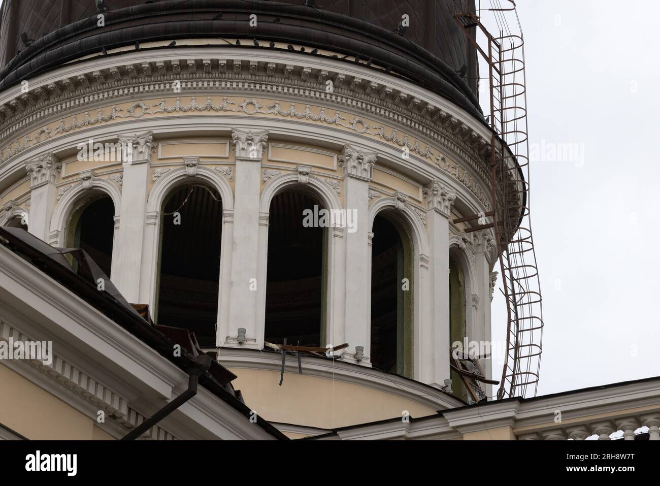 Bau einer orthodoxen Kirche in Odessa, die während des Krieges zwischen Ukraine und Russland durch Raketen zerstört wurde. Zerbrochene Mauer bricht orthodoxe Ikonen, Kreuze, religiöse Schmerzen Stockfoto