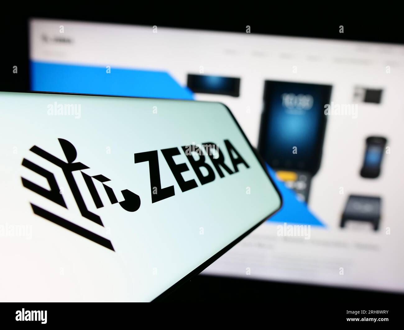 Smartphone mit Logo des amerikanischen Unternehmens Zebra Technologies Corporation auf dem Bildschirm vor der Website. Fokus auf die Mitte links des Telefondisplays. Stockfoto