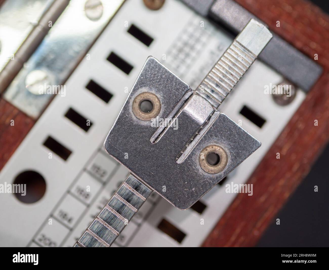 Nahaufnahme der Details. Das Pendel eines mechanischen Metronoms in langsamem Tempo Stockfoto