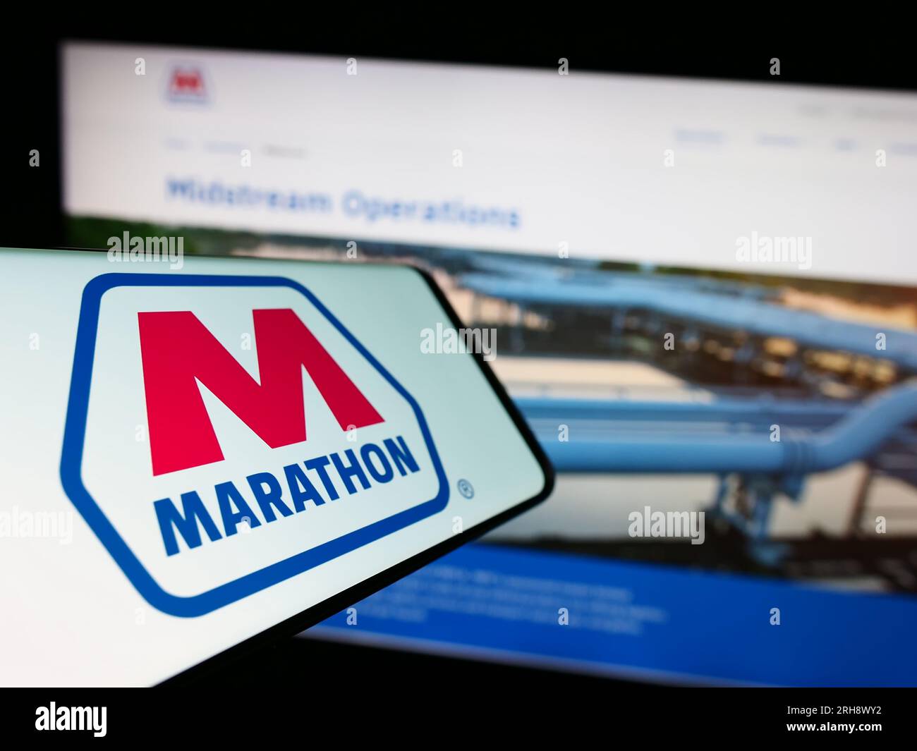 Handy mit Logo der amerikanischen Ölgesellschaft Marathon Petroleum Corporation auf dem Bildschirm vor der Website. Fokus auf die Mitte links des Telefondisplays. Stockfoto