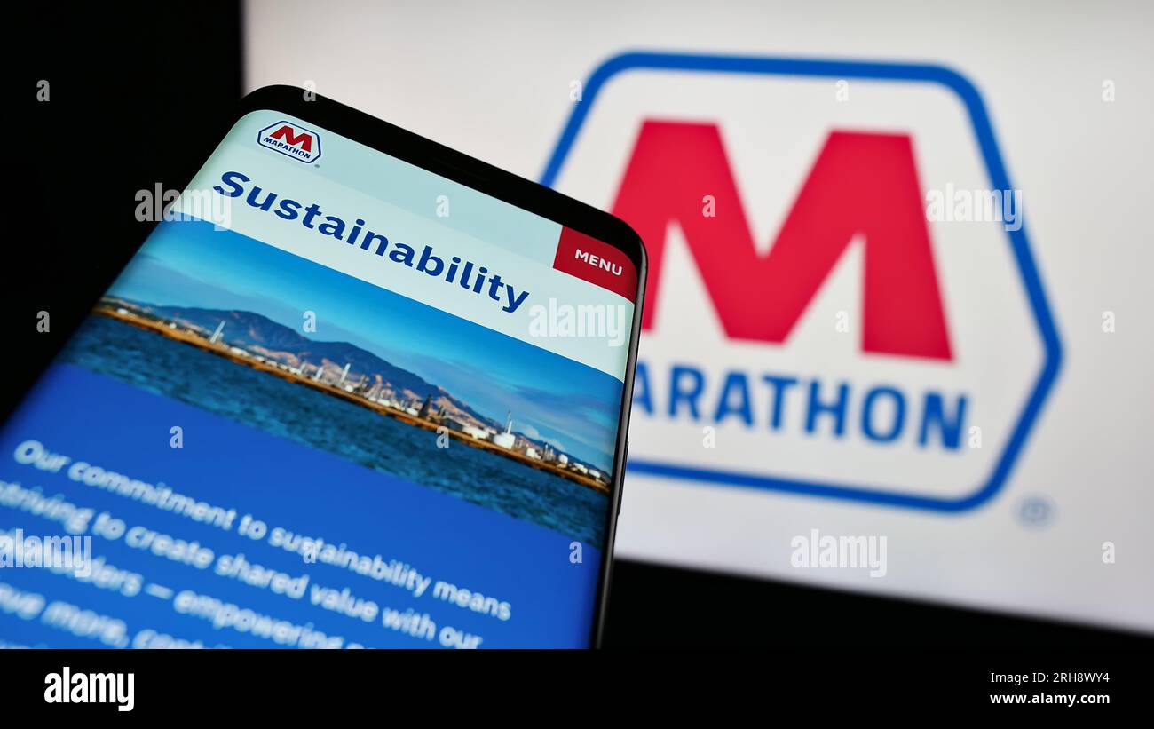 Mobiltelefon mit Webseite des US-amerikanischen Ölkonzerns Marathon Petroleum Corporation auf dem Bildschirm vor dem Logo. Fokus auf oberer linker Seite des Telefondisplays. Stockfoto