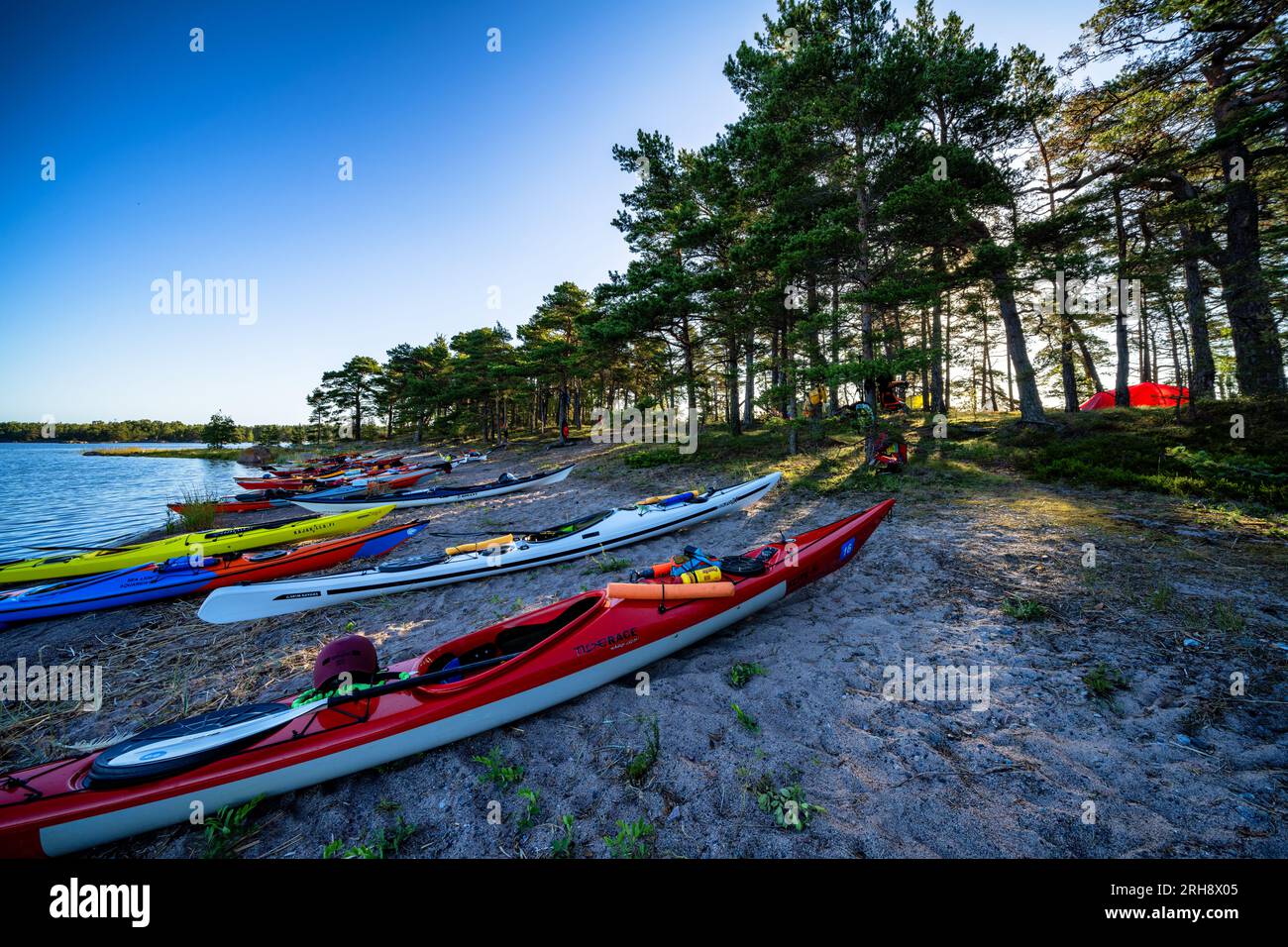 Kajakfahren und Camping auf der Insel Norra Sandö, Porvoo, Finnland Stockfoto