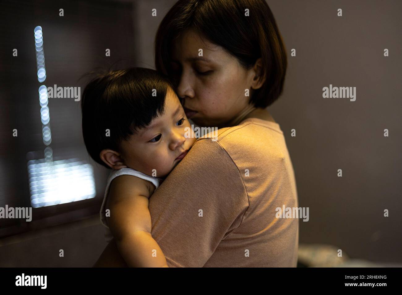 Mutterkonsolen weinendes Kind, Hintergrund der Anzeige und Tapete in der Kinder- und Familienszene. Tatsächliche Bilder in Dekorationsideen Stockfoto