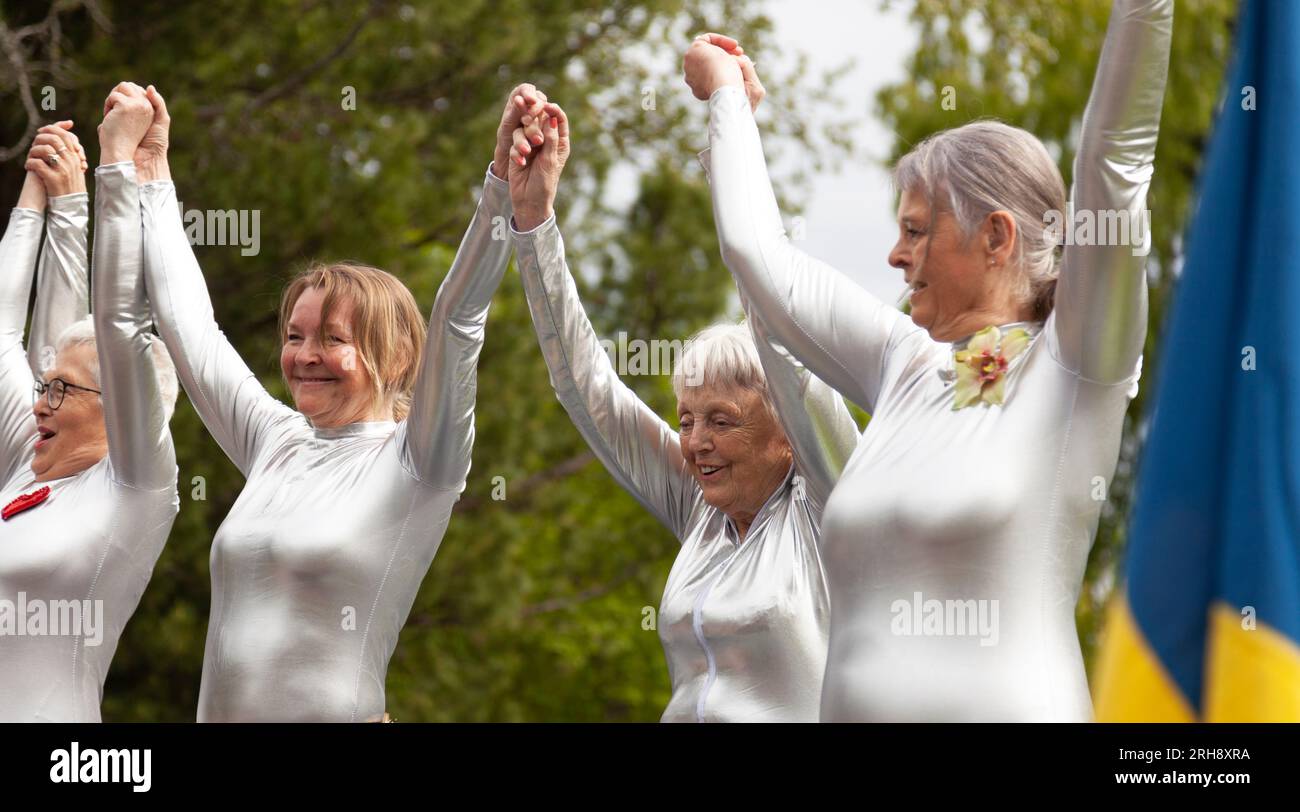 Umea, Schweden - 6. Juni 2023: Ältere Menschen tanzen im Silberkostüm im Park Stockfoto