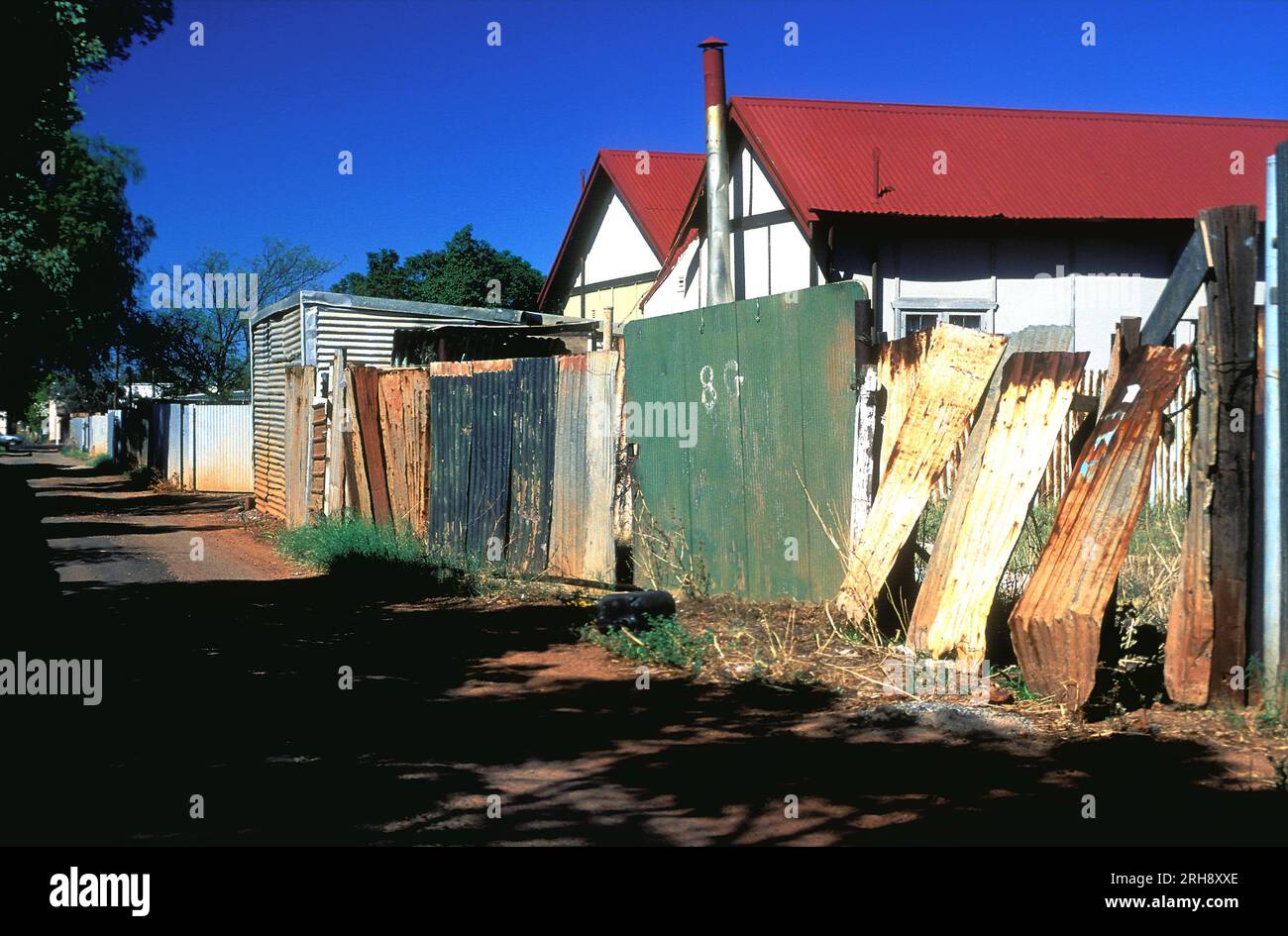 Zufahrtsstraße in der Goldgräberstadt Kalgoorlie, Westaustralien Stockfoto