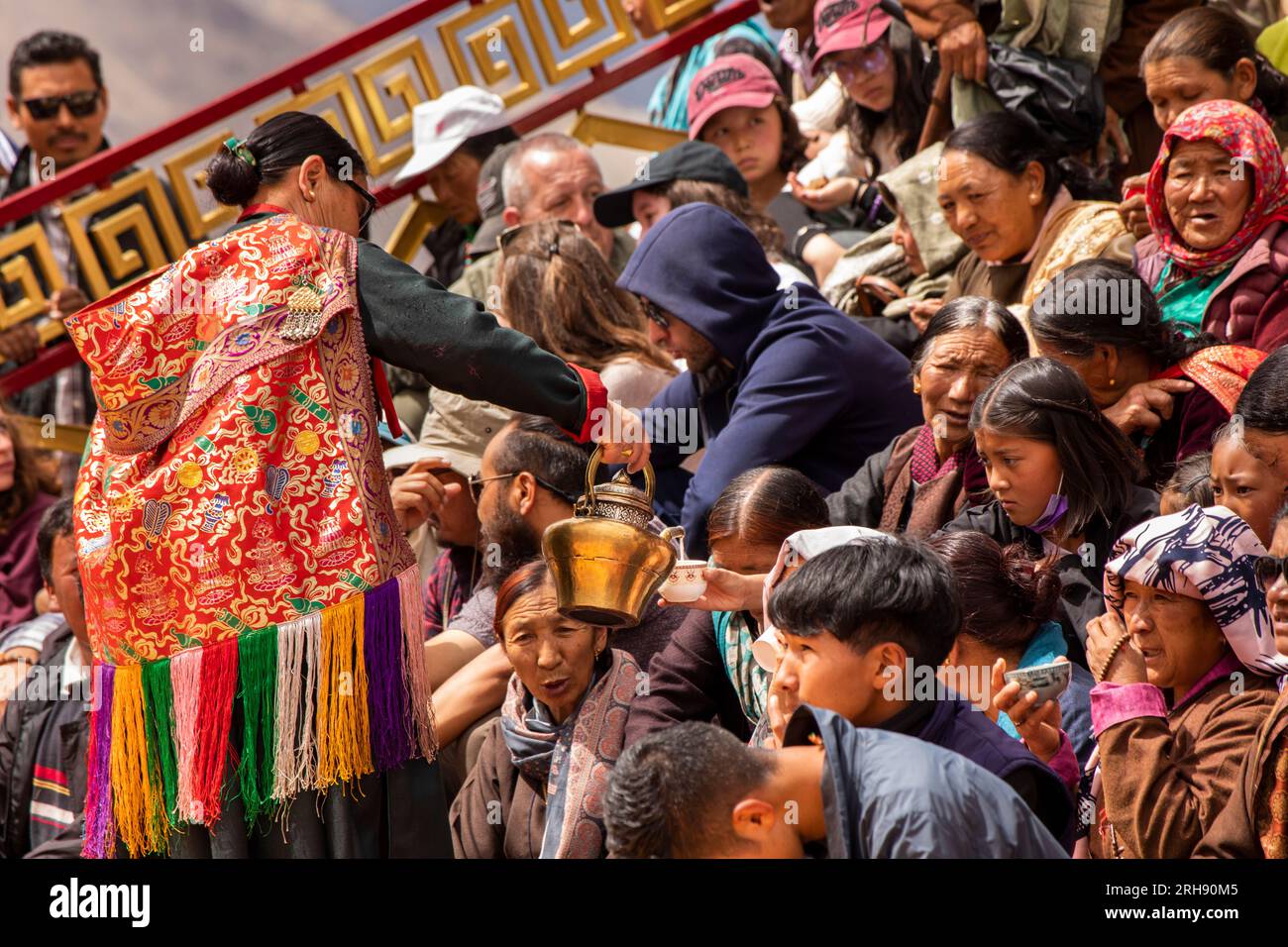 Indien, Ladakh, Leh Valley, Sakti, Takthok, Tak tok Tsechu, farbenfroh kostümierte Festivalhelfer, die Buttertee für die Einheimischen servieren Stockfoto