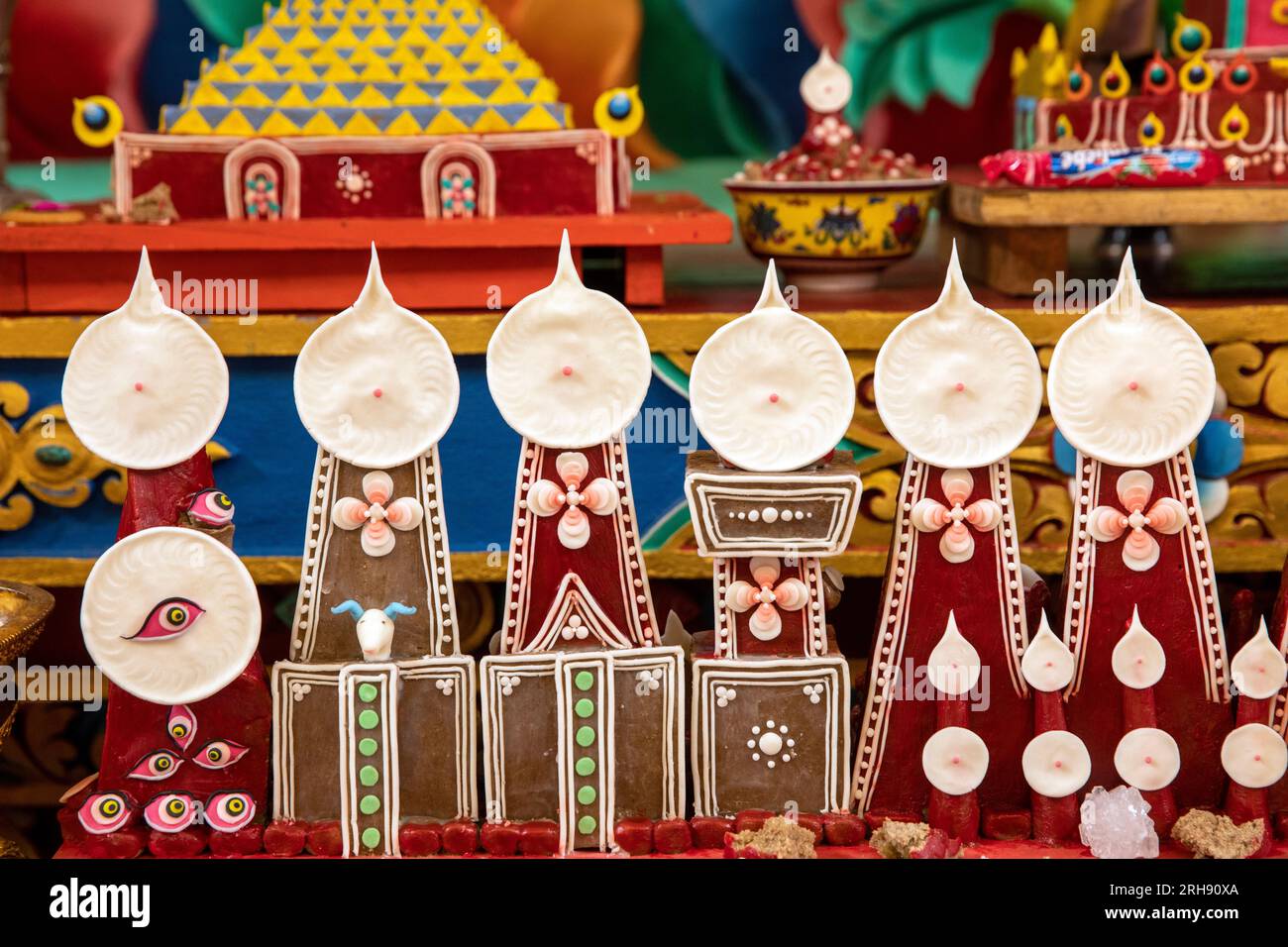Indien, Ladakh, Leh Valley, Sakti, Takthok, Kloster Gebetshalle innen, Butterskulpturen auf dem Altar Stockfoto