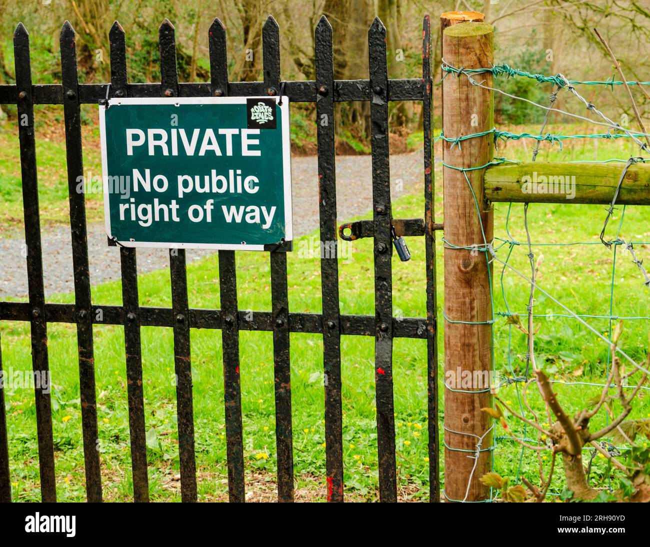 Privat, kein öffentliches Wegerecht, Schild an einem eisernen Tor. Stockfoto