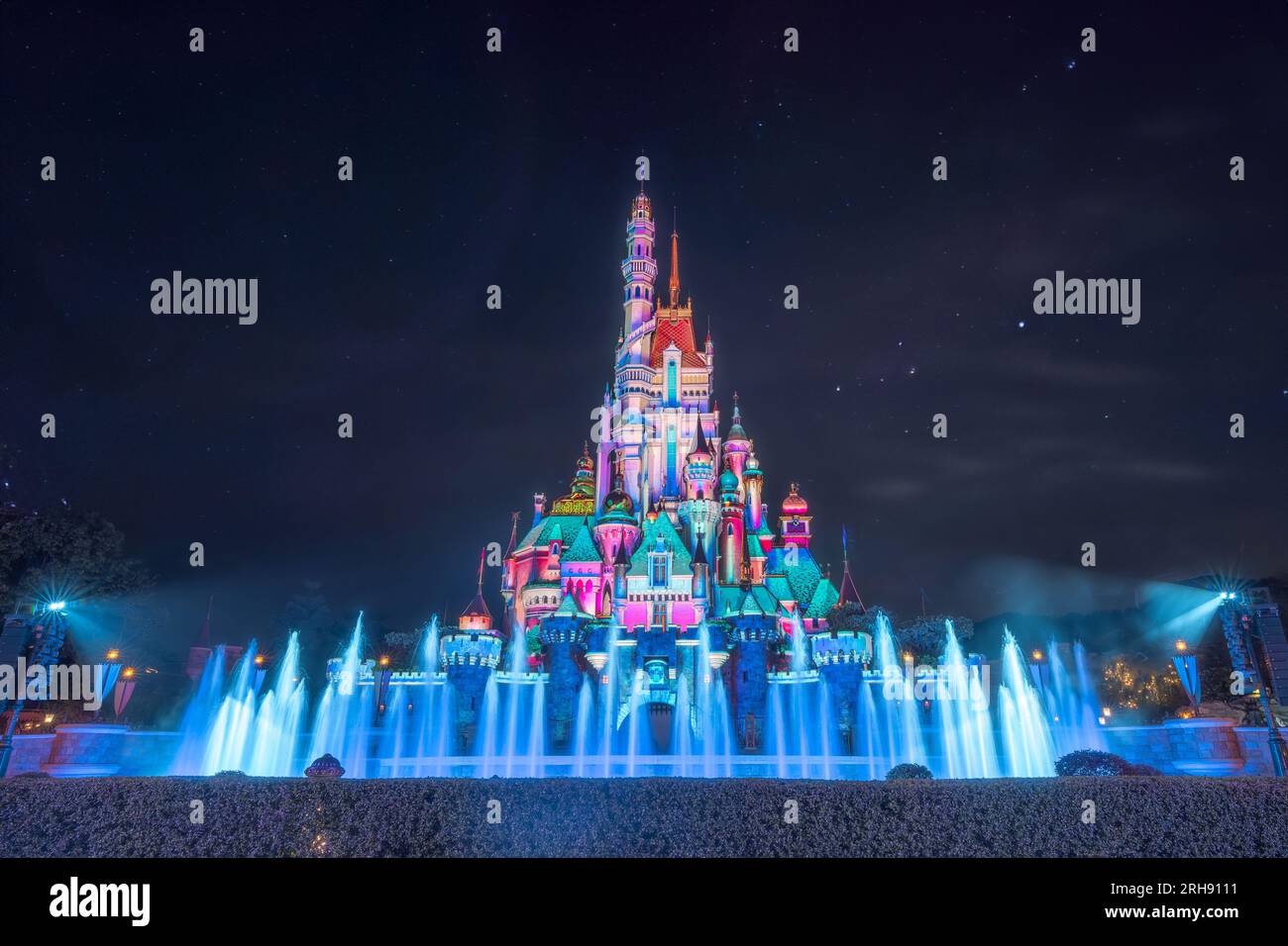 Wunderschöne Beleuchtung des Disneyland Wahrzeichens bei Nacht in Hongkong Stockfoto