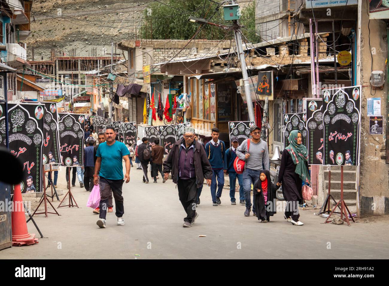 Indien, Jammu & Kaschmir, Kargil Hauptbasar, Menschenmassen für Ashura, Muharram Festival in Side Road Stockfoto