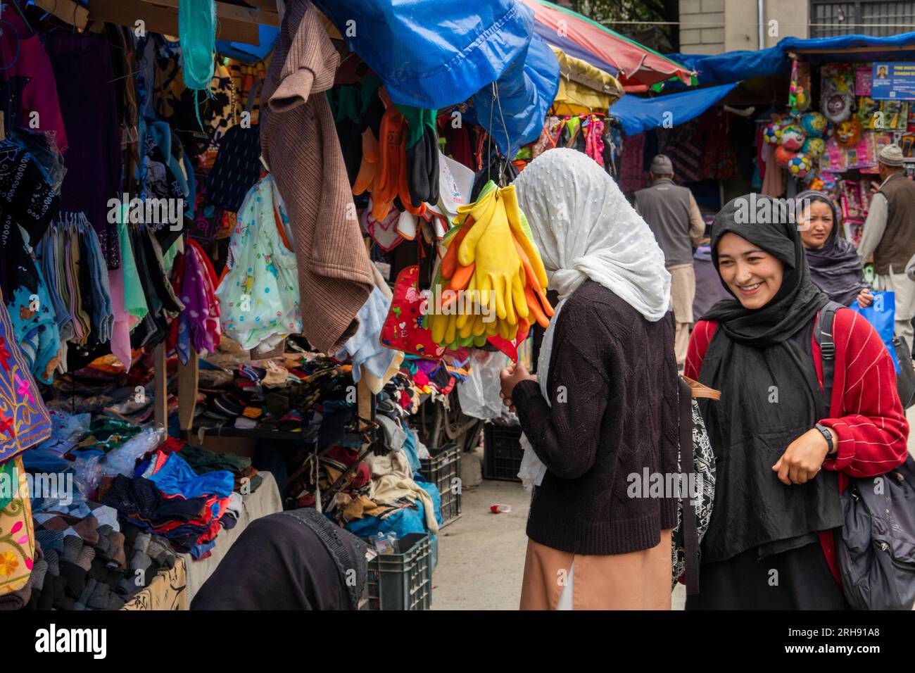 Indien, Jammu & Kaschmir, Kargil alter Basar, Moslemfrauen, die im Kleiderbasar einkaufen Stockfoto