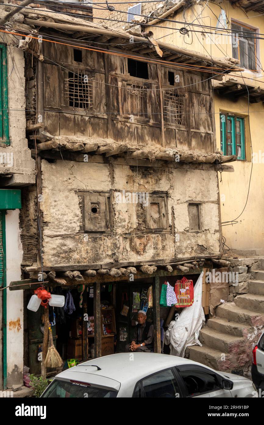 Indien, Jammu & Kaschmir, Kargil Hauptbasar, historisches Wackelhaus und Daub House Stockfoto