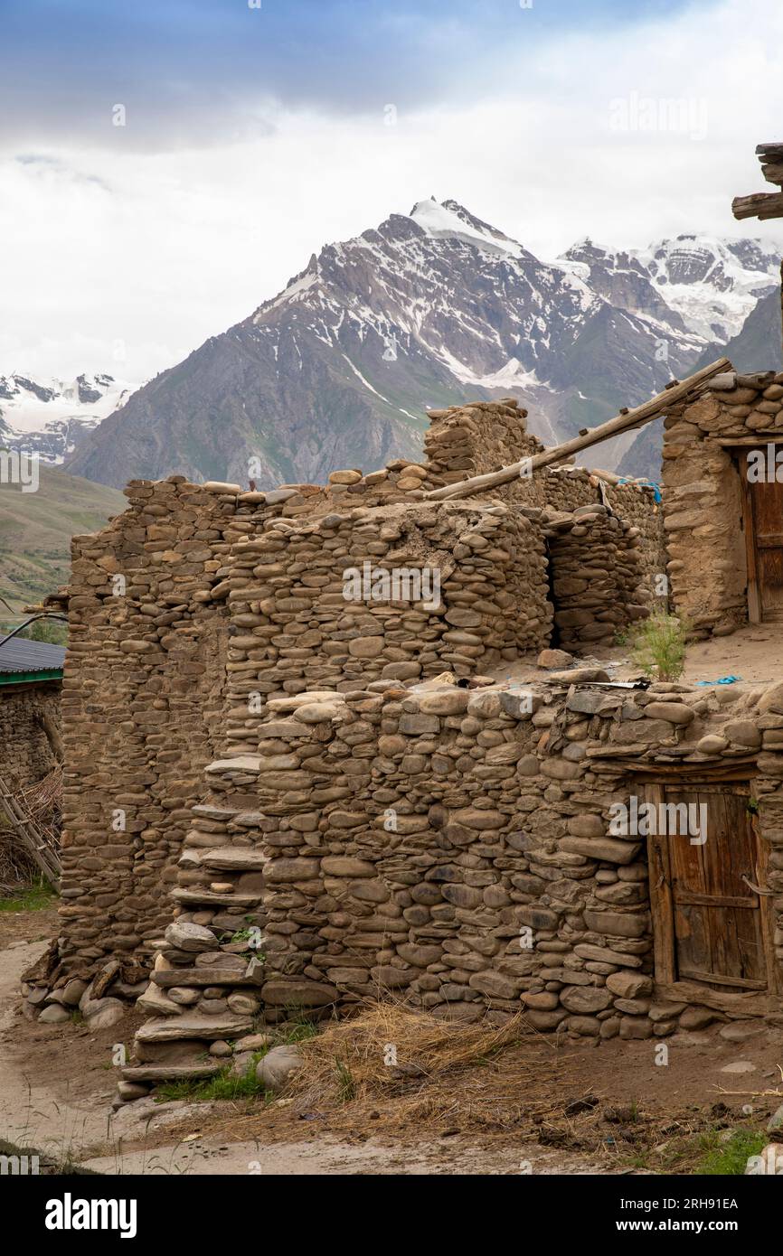 Indien, Ladakh, Suru Valley, Panikhar, alte Dorfhäuser mit Nun Peak 7235m Stockfoto