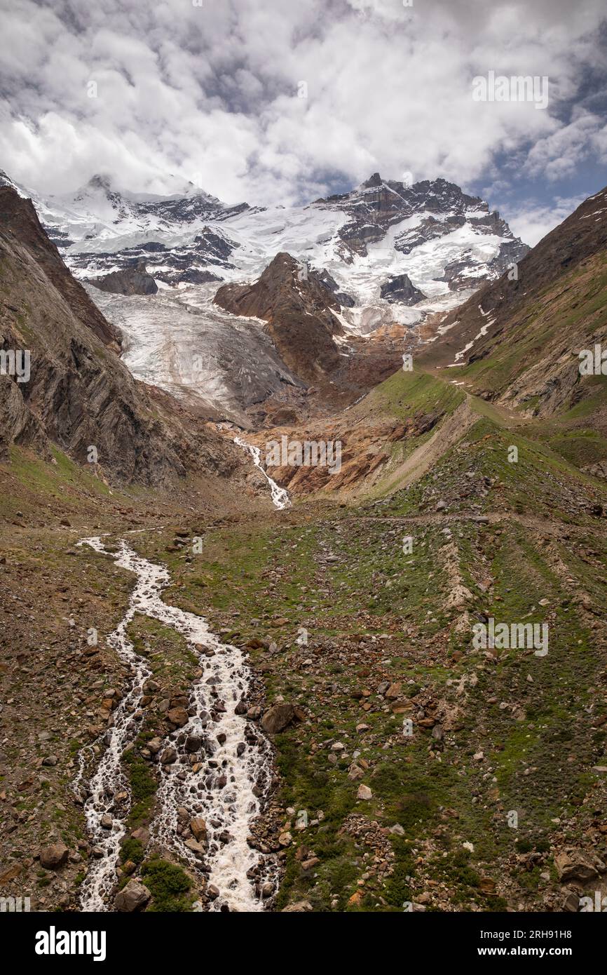 Indien, Ladakh, Zanskar, Gulmatongo, der schneebedeckte Gipfel des Kun-Berges 7077 m und der Parkachik-Gletscher Stockfoto